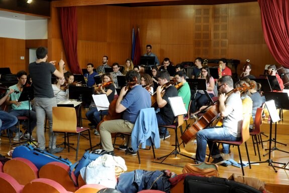 Los integrantes de la Joven Orquesta de Cieza, ensayando en el conservatorio. 