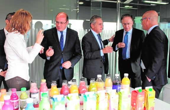 El presidente de la Comunidad, durante su visita a la filial holandesa de la empresa murciana AMC Group. 