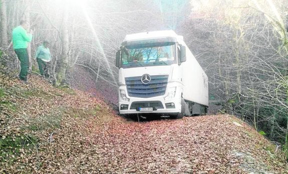 El tráiler frigorífico, en la pista forestal de La Rioja a la que llegó la noche del domingo. 