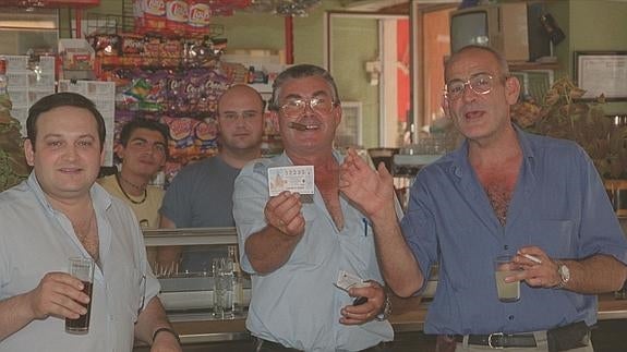 Segundo premio de la Lotería Nacional (nº 17235) vendido en Puerto Lumbreras; varios de los premiados enseñan los décimos 