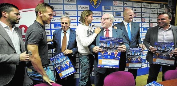 De izquierda a derecha, Pedro Reverte, Góngora, José Saura (representante de Cáritas), Checa, José Luis Mendoza, Pablo Rosique y José María Salmerón. 