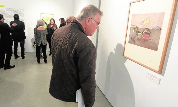 Un visitante observa una de las obras de Dalí, ayer, en el Muram de Cartagena. 