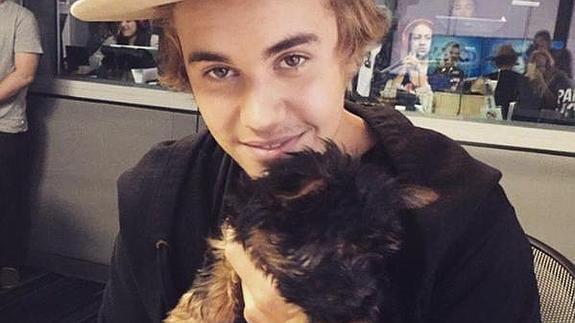 Justin Bieber con su mascota.