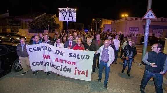 Imagen de la marcha, encabezada por el alcalde y la vicealcaldesa.