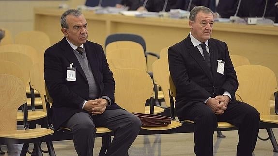 El ex director general de la CAM Roberto López Abad (i) y el exdirectivo Juan Ramón Avilés (d), durante el juicio celebrado en la Audiencia Nacional en enero.