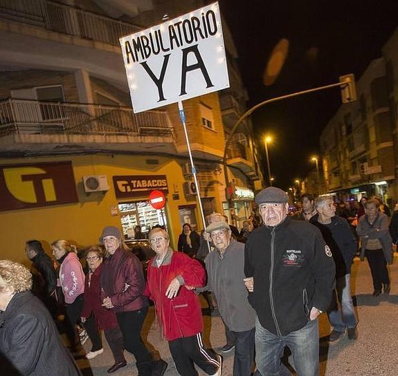Vecinos, durante la manifestación para exigir un nuevo centro de salud en San Antón.