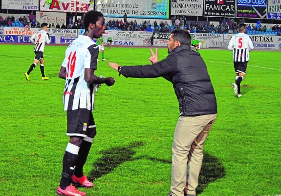 Víctor habla con Adama Fofana tras el segundo gol visitante. :: lof
