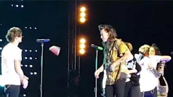 Harry Styles, de One Direction, expulsa a patadas a Zayn Malik del escenario