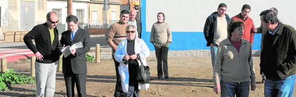 Algunos de los afectados, tras una reunión mantenida con el alcalde en Puntas de Calnegre para buscar una posible solución al deslinde.