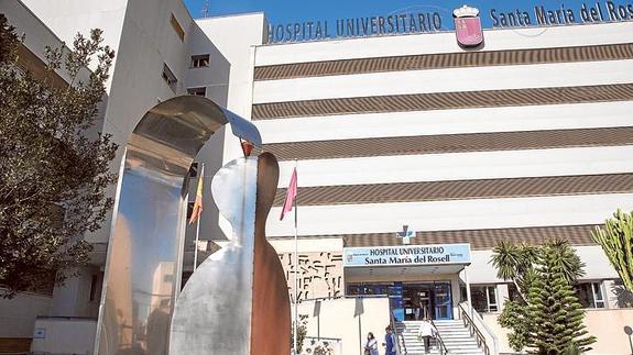 Trabajadores y usuarios, ayer en la entrada principal del Hospital Santa María del Rosell, que pronto volverá a tener plantas de hospitalización abiertas. 