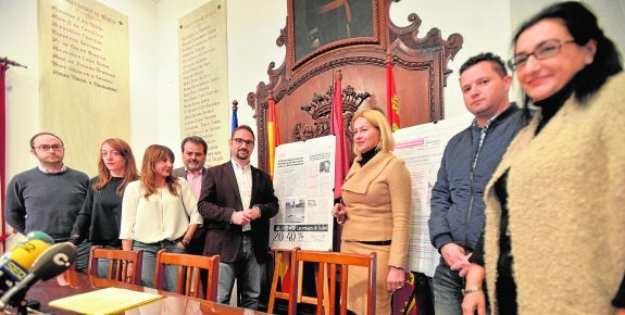 Los concejales socialistas Isidro Abellán Chicano, Nines Mazuecos Moreno, Marisol Sánchez Jódar, Antonio Navarro Pérez, Diego José Mateos Molina, Mari Toni García Jiménez, David Romera Franco y Andrea Periago López, durante la rueda de prensa de ayer.