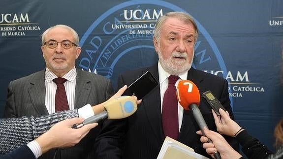 José Luis Mendoza y Jaime Mayor Oreja, este miércoles, en la UCAM. 