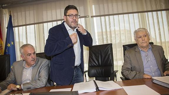 El presidente de la Comisión de la desaladora de Escombreras, Miguel Sánchez (C's), flanqueado por los diputados Alfonso Martínez Baños (PSOE) y Juan Guillamón (PP).