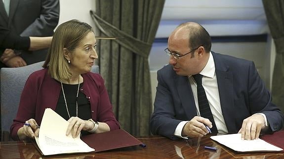 La ministra de Fomento, Ana Pastor, junto al presidente de la Comunidad, Pedro Antonio Sánchez, en la firma del convenio de la variante de Camarillas del pasado 30 de noviembre. 