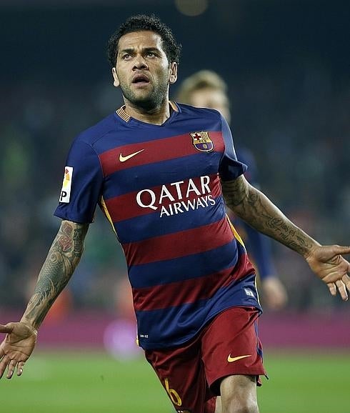 Dani Alves celebra la victoria ante el Villanovense