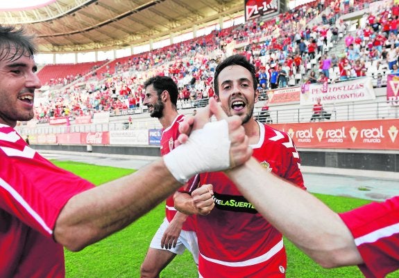 Sergio García celebra un gol con un compañero; en el centro, Carlos Álvarez; detrás, Azkorra. 