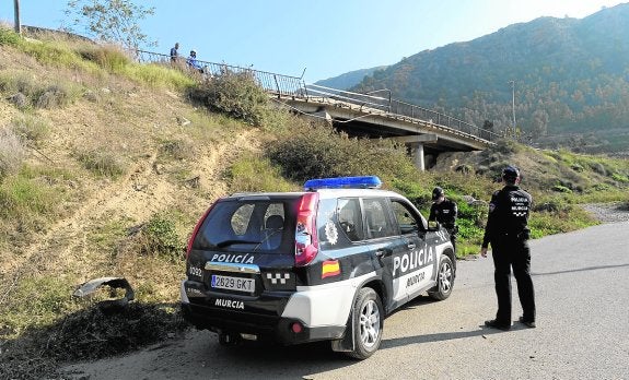 El coche se precipitó por el viaducto; en la imagen, agentes en el lugar del siniestro. 