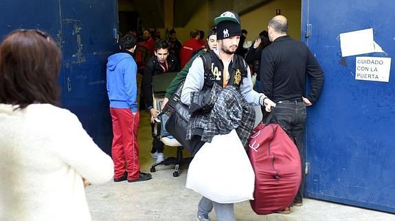 Participantes de la Lan Party en Murcia abandonan el recinto. 