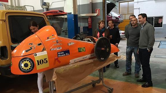 Teodoro García (dcha.) visita el IES Politécnico de Cartagena. 