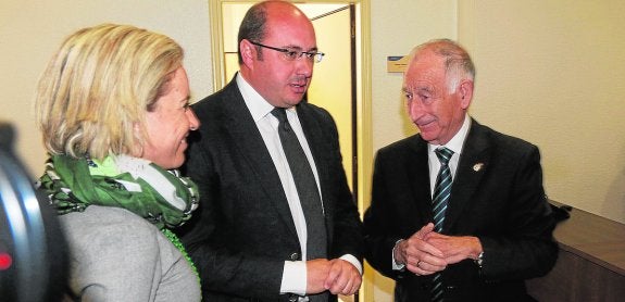 Adela Martínez-Cachá, Pedro Antonio Sánchez y Gabriel Amat, ayer en Almería. 