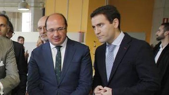 Pedro Antonio Sánchez y Teodoro García en la visita a la Red de Cátedras de la UPCT este jueves. 