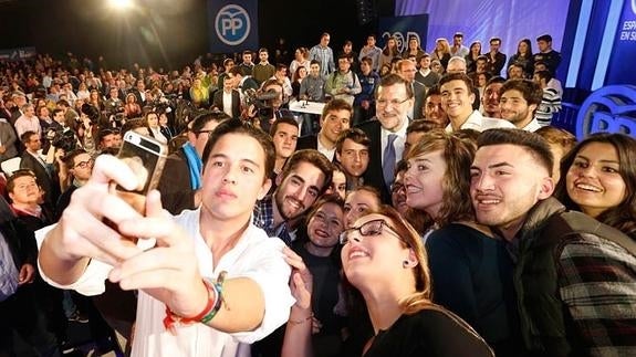 Rajoy se hace un 'selfie' con un grupo de jóvenes simpatizantes en el Cagigal.