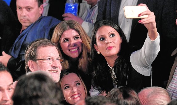 El presidente se hace un selfi con varias seguidoras. :: G. CARRIÖN / AGM
