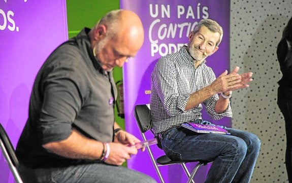 Rodríguez aplaude a Javier Escarabajal, en un momento de la conversación. 