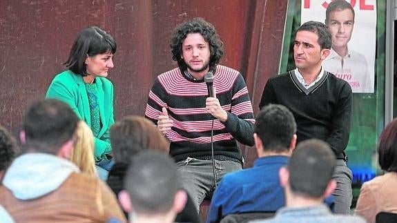 González Veracruz, José Antonio Campos y Juan Luis Soto, ayer dirigiéndose a jóvenes.