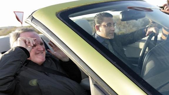 El exsecretario del Juzgado de Aguas de Orihuela (izda.) abandona la prisión de Campos del Río junto a su abogado.