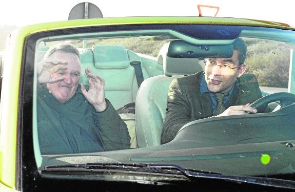 Aníbal Bueno, acompañado del letrado Raúl Pardo-Geijo Ruiz, al salir ayer de prisión. 