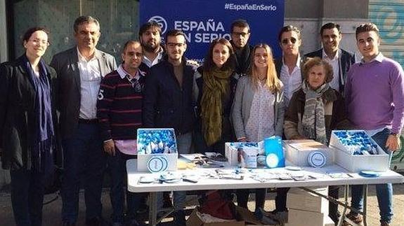 Andrea Levy, en el centro, junto a militantes del PP en el punto informativo del partido en la plaza de Santo Domingo de Murcia.