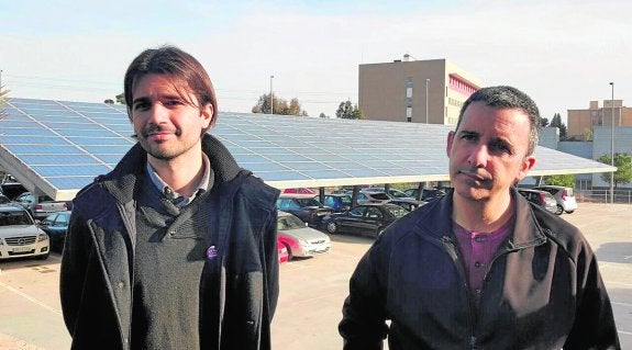 El candidato de Podemos al Congreso, Javier Sánchez (izda.), ayer, junto a Antonio Urbina. 