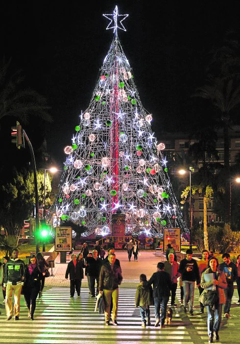 Árbol luminoso de Navidad instalado en la Redonda de Murcia.