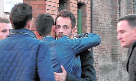 Carlos Álvarez y Armando se abrazan ante la mirada de Fernando en la entrada a La Almudena. :: 7tv