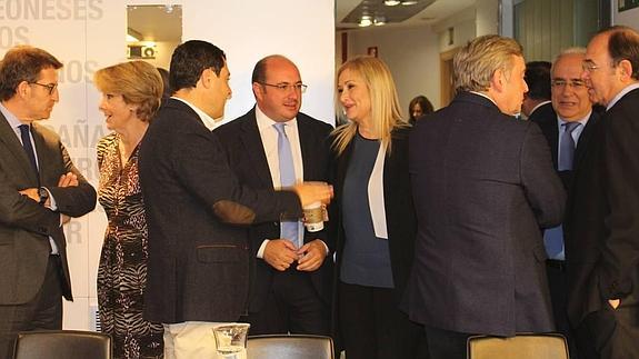 Pedro Antonio Sánchez junto a la presidenta de Madrid y el líder del PP en Andalucía, antes del Comité Ejecutivo Nacional de este lunes.