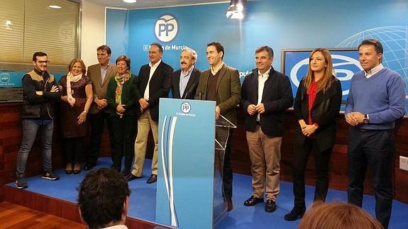 Teodoro García, este lunes, junto al resto de diputados y senadores del PP electos por Murcia.