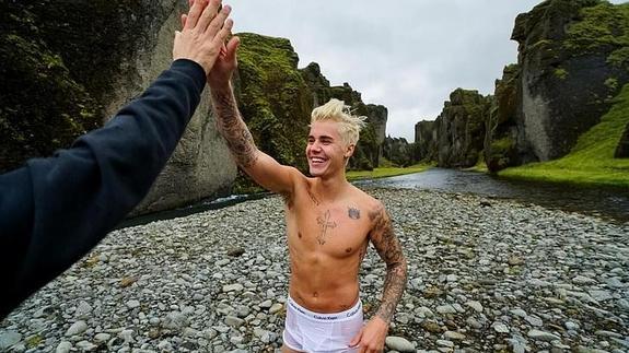 Justin Bieber, el niño entre dos guerreras