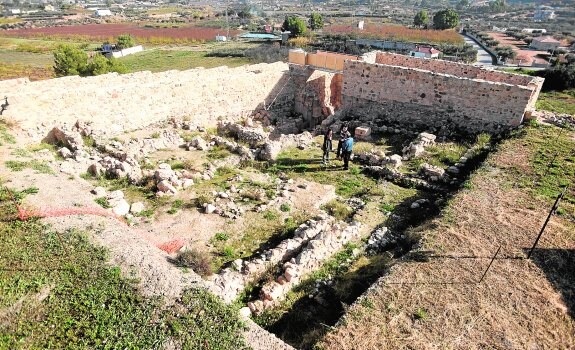 Restos arqueológicos en la zona oriental del yacimiento, protegidos por la muralla. 