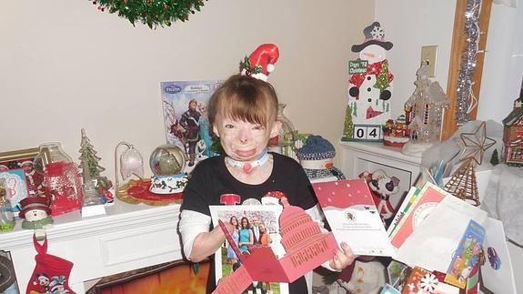 Safyre Terry muestra la postal de la familia Obama.