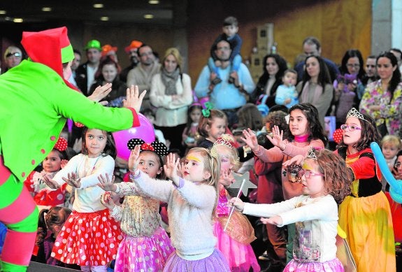 Unas niñas, disfrazadas, disfrutan de la actuación de La Pandilla Drilo en Family Fest.