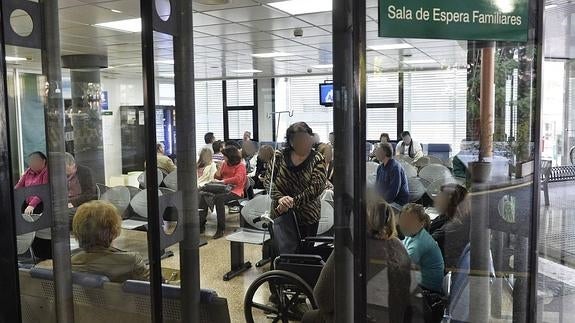 La presión en urgencias obliga a suspender operaciones en La Arrixaca. Cuarenta y cinco pacientes amanecen en los pasillos