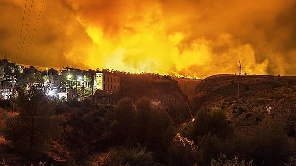 El fuego devora las sierras ciezanas de El Almorchón, La Palera y La Serreta y acaba cobrándose parcialmente el preciado Cañón de Almadenes.