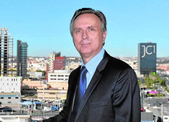 Bruno Dureux, en la oficina de su empresa de consultoría Bel Partners, en el centro financiero de Murcia.