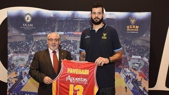 Mendoza junto a Faverani, este lunes, en la presentación del jugador. 