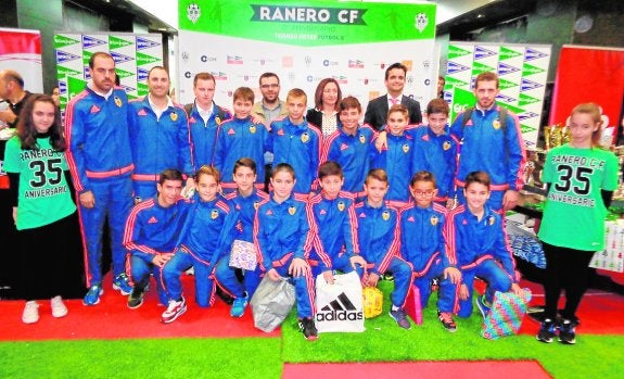 Participantes en el Torneo Reyes Fútbol 8, ayer en Hipercor-El Tiro. :: el corte inglés