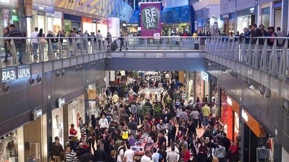 Cientos de personas acuden al centro comercial Nueva Condomina durante las rebajas. 