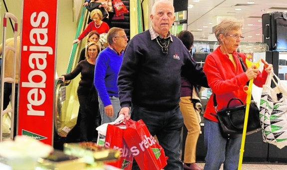 Clientes en unos grandes almacenes de Murcia, ayer. 