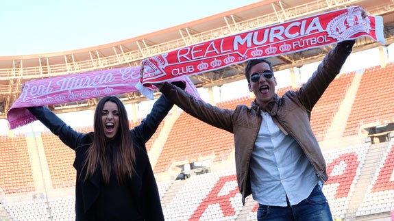 Ruth Lorenzo y Xuso Jones, sobre el césped de la Nueva Condomina.