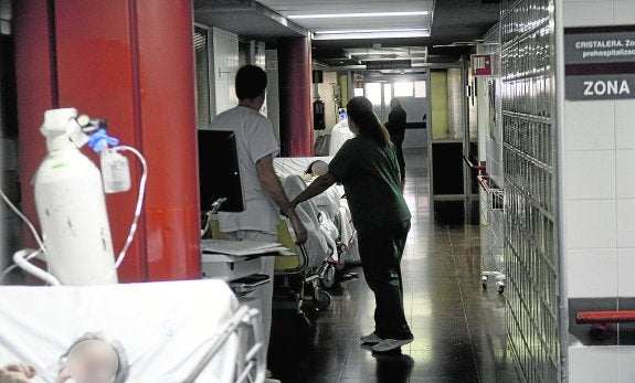 Pacientes en un pasillo del servicio de Urgencias del Virgen de La Arrixaca, ayer por la mañana. 